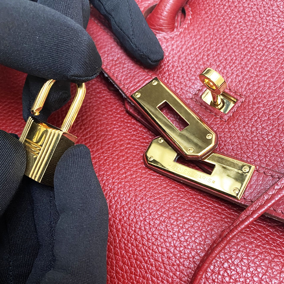 Un laboratorio di orologeria presso la Replica Handbag and Jewelry Shopping