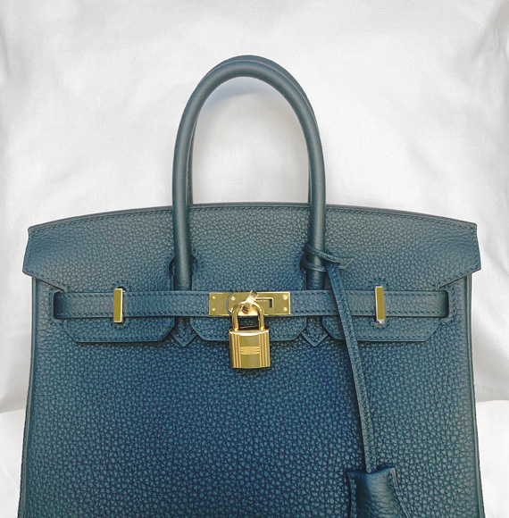 Un laboratorio di orologeria presso la Replica Handbag and Jewelry Shopping