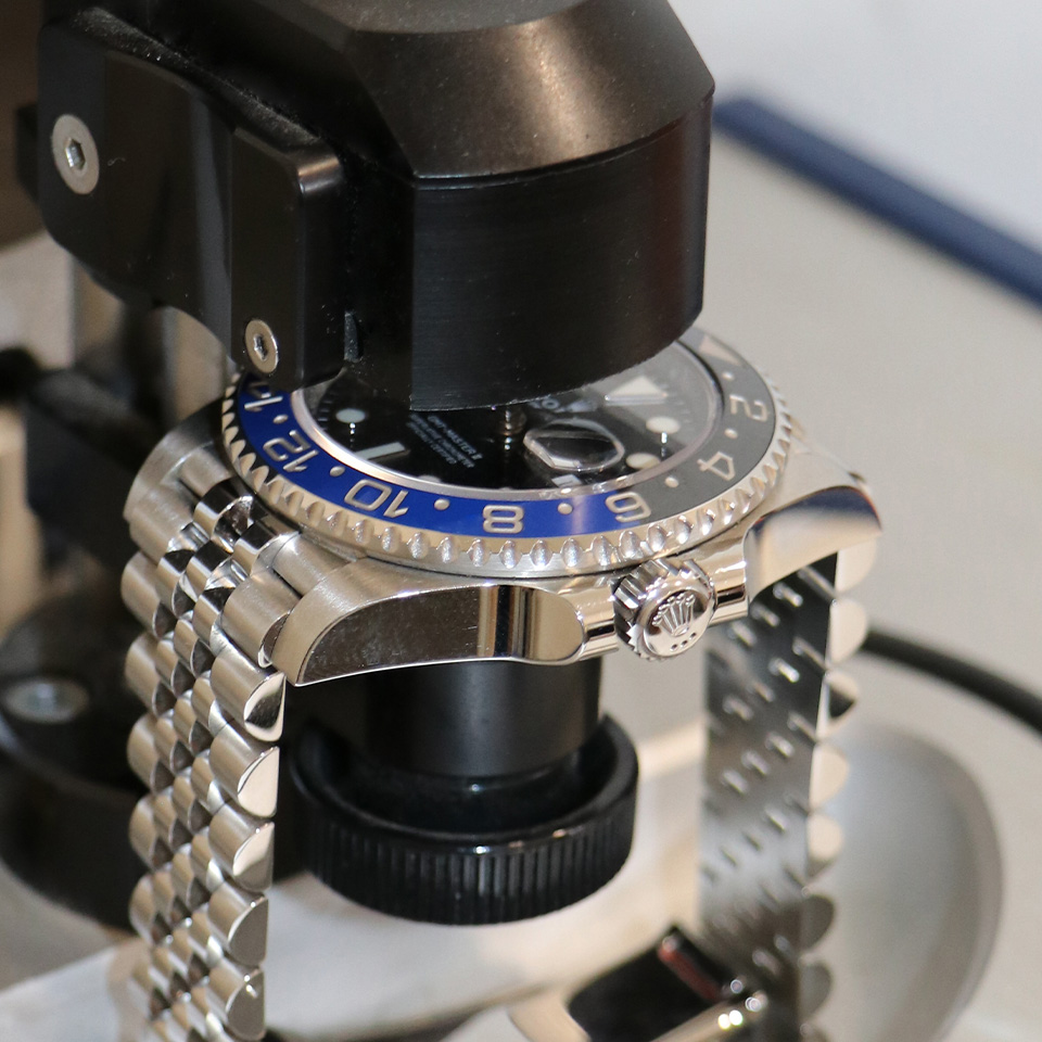 Un laboratorio di orologeria presso la Replica Handbag and Jewelry Shopping