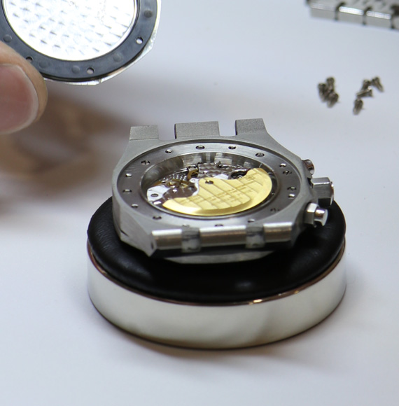 Un laboratorio di orologeria presso la Replica Handbag and Jewelry Shopping