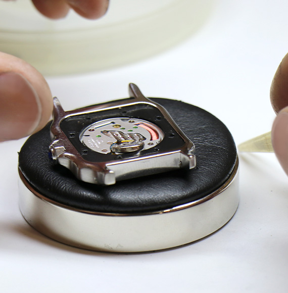 Un laboratorio di orologeria presso la Replica Handbag and Jewelry Shopping