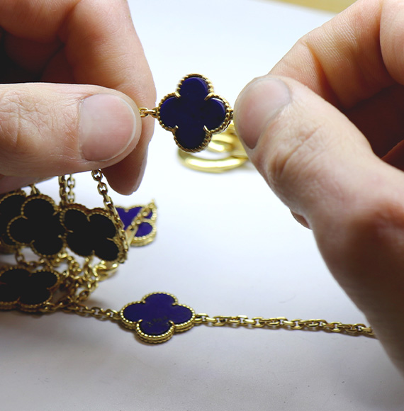 Un laboratorio di orologeria presso la Replica Handbag and Jewelry Shopping